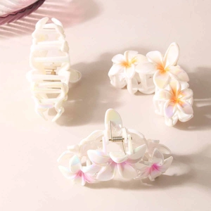 Trois pinces à cheveux fleur de frangipanier blanches et jaunes avec fini perlé