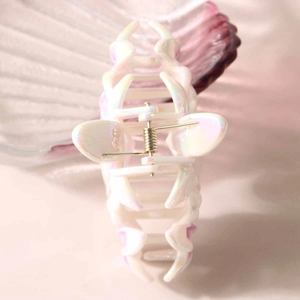 Pince à cheveux fleur blanche irisée avec finition nacrée et design floral élégant rétro