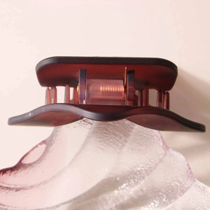 Pince à cheveux ondulée rouge foncé translucide avec ressort doré pour coiffure femme