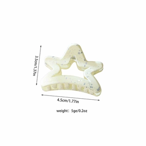 Dettaglio molletta a stella crema con glitter argento e larghezza di 4,5 centimetri