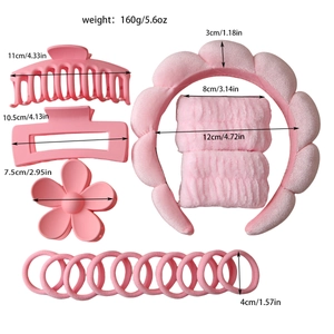 Détail de l'ensemble de spa rose avec bandeau en éponge, pinces à cheveux et bracelets