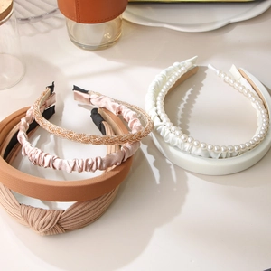 Set di eleganti cerchietti per capelli da donna con raso, perle e design intrecciati
