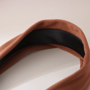 Detailed close-up of brown knitted headband showing the non-slip inner black lining fabric