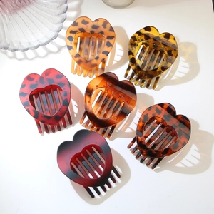 Set di sei mollette per capelli a forma di cuore con stampa leopardata su sfondo bianco