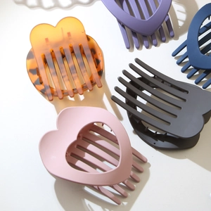 Molle per capelli opache a forma di cuore scavato in tartaruga e colori assortiti