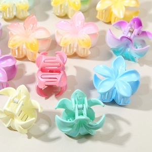 Colorful 4.5cm frangipani flower hair claws in pastel resin for summer hairstyles