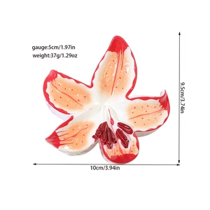 Pince à cheveux fleur de lys tigré en résine rouge et blanche avec pétales tachetés