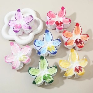Détail des pinces à cheveux en forme de lys en sept couleurs avec textures peintes à la main