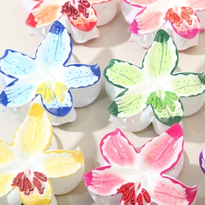 Pinces à cheveux en forme de fleur mate en plusieurs couleurs comme rose et bleu
