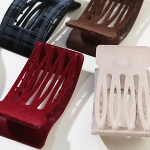 Lot de quatre grandes pinces à cheveux floquées en rouge vintage, marron et ivoire