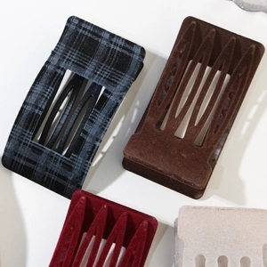Lot de quatre barrettes à cheveux à carreaux floqués en noir, marron, bordeaux et beige