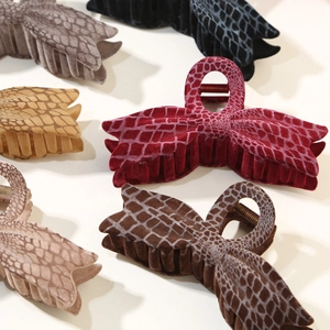 Flocked bow hair claws with crocodile pattern in Maillard colors for autumn and winter