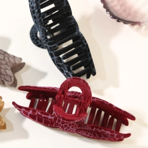 Maillard-style flocked crocodile pattern shark hair claw clips in various elegant colors