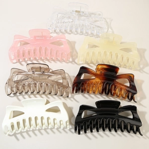 Set di 7 grandi mollette per capelli da 14cm in vari colori su sfondo minimalista