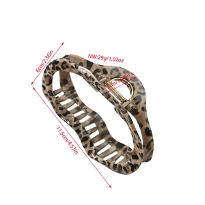 Detail showing 11.5cm leopard print hair claw clip dimensions and 29g weight