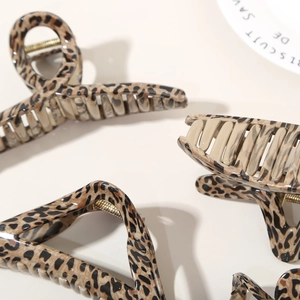 Vintage leopard print hair claw clip made of glossy acrylic resin for women's hair accessories