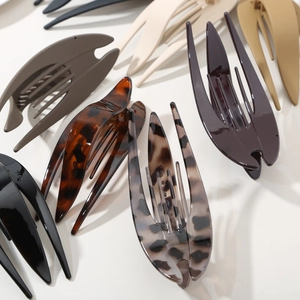 Large fishtail hair claws in solid colors and leopard patterns for French hair styles