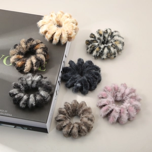 Lot de six chouchous en peluche à motif léopard et couleurs unies sur fond de magazine