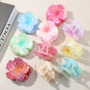 Pinces à cheveux en forme d'hibiscus aux couleurs acidulées avec un magazine Vogue chic