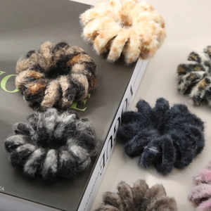 Détails d'élastiques à cheveux spirale en peluche léopard aux couleurs douces variées