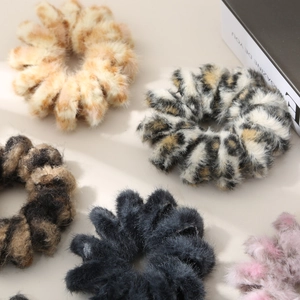 Vue détaillée de chouchous en peluche à motif léopard avec une esthétique douce et cosy