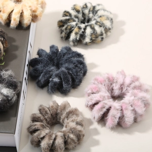 Chouchous en peluche imprimé léopard d'hiver en couleurs assorties sur fond de magazine