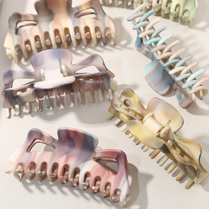 Große Haarklammer im Tintenmarmor-Design für dickes Haar in verschiedenen Pastellfarben