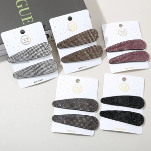 Nahaufnahme von funkelnden Strass-Haarklammern in Tropfenform in fünf eleganten Farben