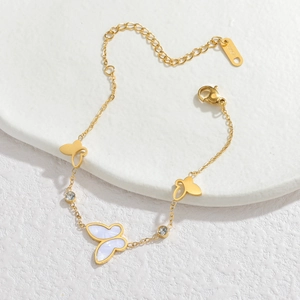 Eleganter 18KGP Gold Schmetterling Armreif mit Perlmutt und Kristall Anhängern