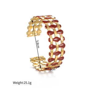 Dettaglio del bracciale largo in smalto rosso con maglia geometrica e larghezza 2cm