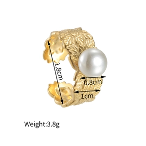 Bague ouverte dorée texturée de feuilles avec perle blanche et détails des dimensions