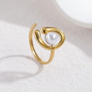 Detailaufnahme des französischen Vintage-Goldrings mit Perle und gewelltem Design