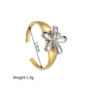 Bague réglable en acier inoxydable avec fleur argentée sur anneau doré épuré