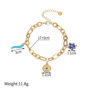 Détails du bracelet chaîne à gros maillons dorés avec breloques en céramique bleue