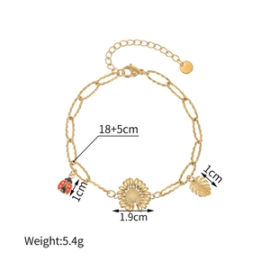 Détail du bracelet doré avec breloques coccinelle, tournesol et feuille avec dimensions
