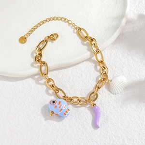 Bracelet à grosse chaîne en acier doré avec des pendentifs marins en céramique