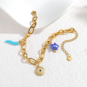 Bracelet à maillons dorés en acier avec breloques œil, corne et étoile en céramique