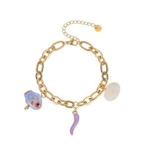 Bracelet chaîne épaisse en acier doré avec pendentifs poisson, piment et coquillage