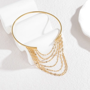 Gargantilla de acero dorado con borlas de cadena multicapa de diseño moderno y elegante