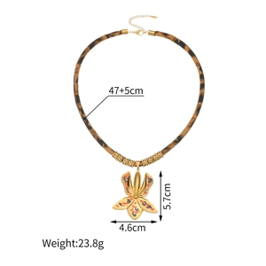 Detailaufnahme der Halskette mit Leopardenmuster und Goldblume inklusive Maßangaben