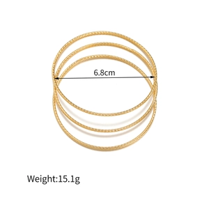 Set van vier goudkleurige roestvrijstalen armbanden met geometrische textuur en 6,8 cm maat