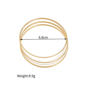 Detail van 6,8 cm gouden geometrische armbanden met afmetingen en gewicht