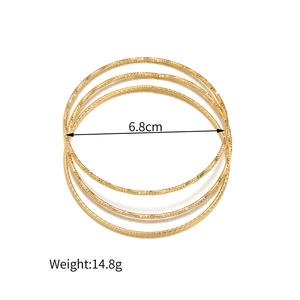 Detailweergave van een 6,8 cm gouden armbandset met ruitstructuur en gewicht van 14,8 g