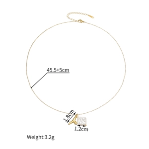 Détail du collier queue de poisson doré avec perle, montrant la chaîne de 45,5 cm et taille