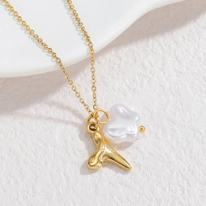 Collier élégant en acier inoxydable doré avec pendentif queue de poisson et perle baroque