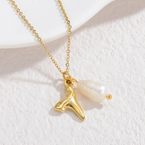 Collier élégant en acier doré avec pendentif queue de poisson et perle baroque
