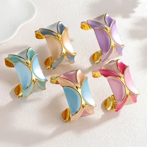 Ensemble de bagues émaillées colorées aux formes organiques et finition dorée