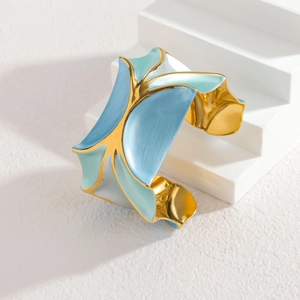 Bracelet jonc large artistique avec bords dorés ondulés et dégradé d'émail bleu