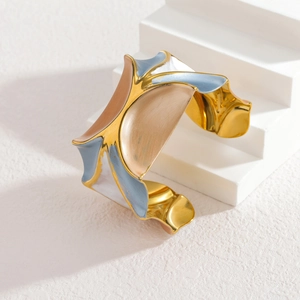 Détail du bracelet géométrique irrégulier plaqué or 18 carats avec émail bleu et beige