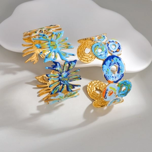 Bracelet jonc moderne doré en titane avec émail bleu et design géométrique évidé